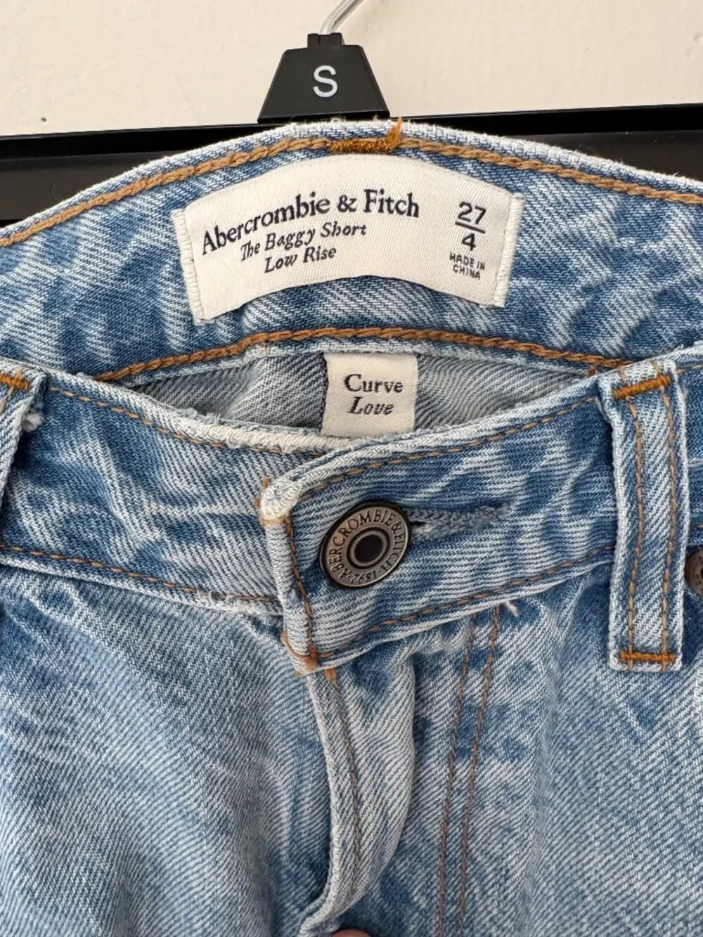 Abercrombie and Fitch The Baggy Short Low Rise Curve Love Denim Shorts Size 27/4